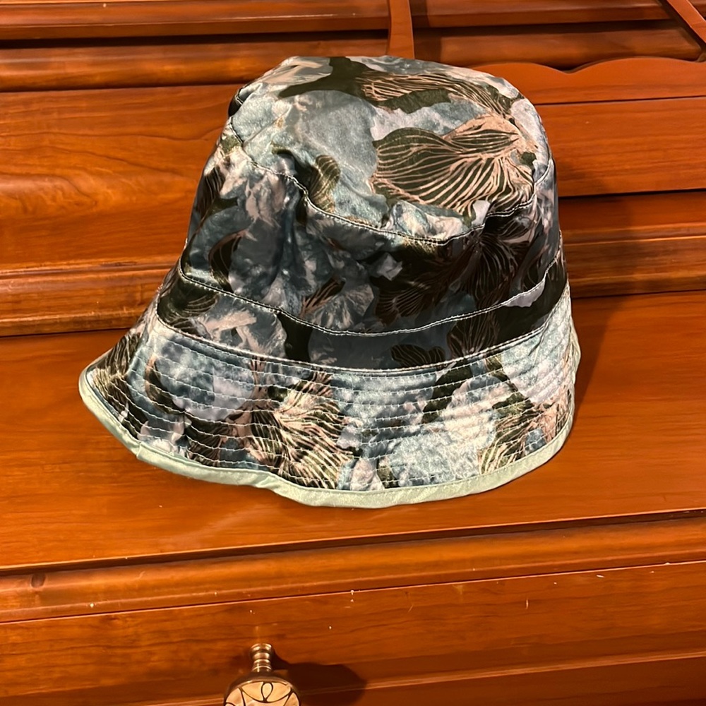 Bucket hat